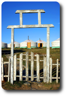 Eingang zu einem Ger-Camp auf Mongolei Reisen Camp-Tor – Mongolei Studienreise, Mongolei Reisen