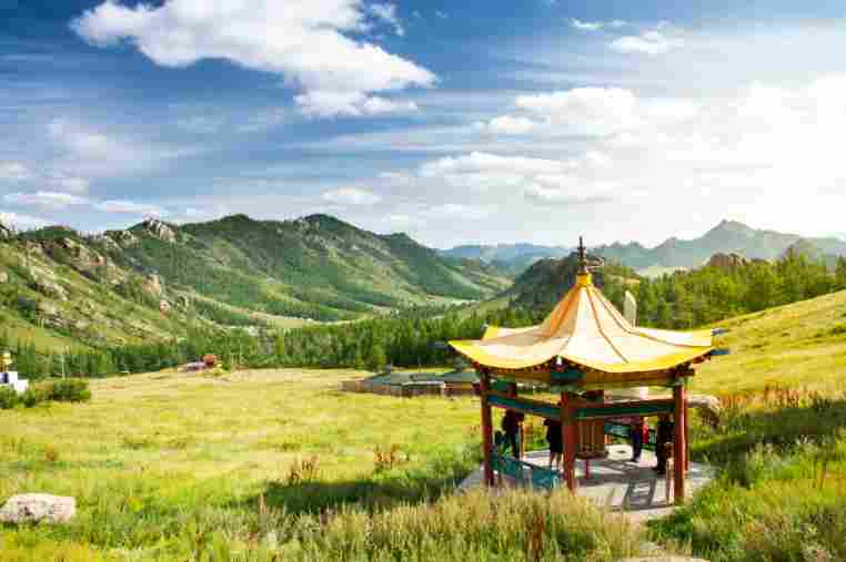 Grüne Landschaft und Felsformationen im Gorkhi-Terelj Nationalpark, Mongolei